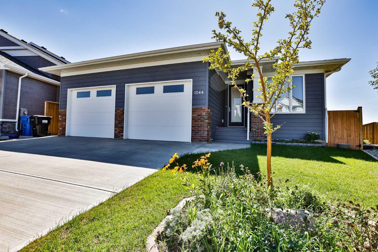 Property Photo: 1044 Caledonia Place W AB T1J 5W1