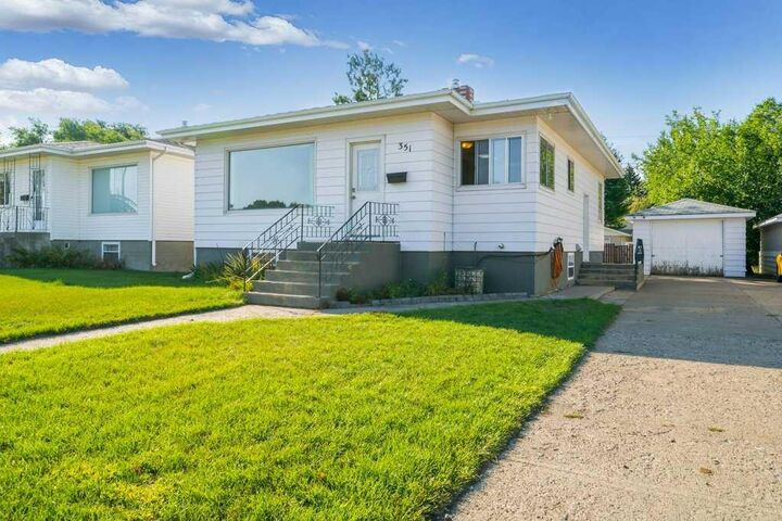 Property Photo:  351 9 Street SW  AB T1A 4P1 