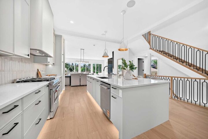 Property Photo:  507 26 Avenue NE  AB T2E 1Z6 