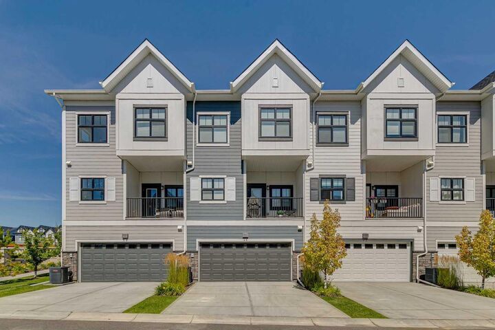 Property Photo:  46 Les Jardins Park SE  AB T2C 5V3 