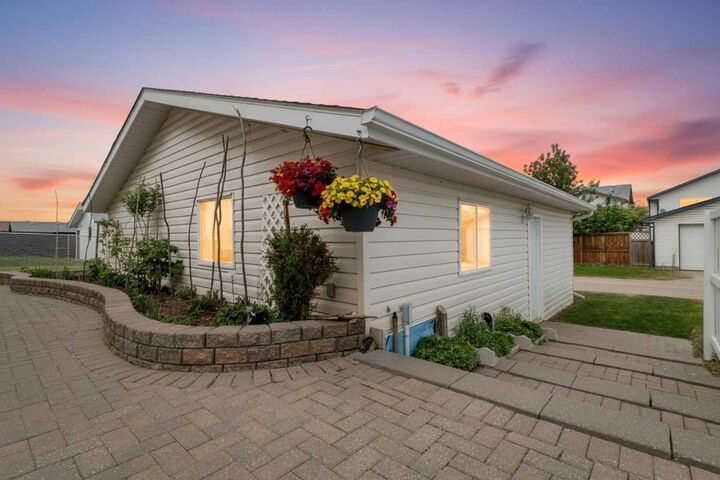 Property Photo:  131 Deschner Close  AB T4R 3C4 
