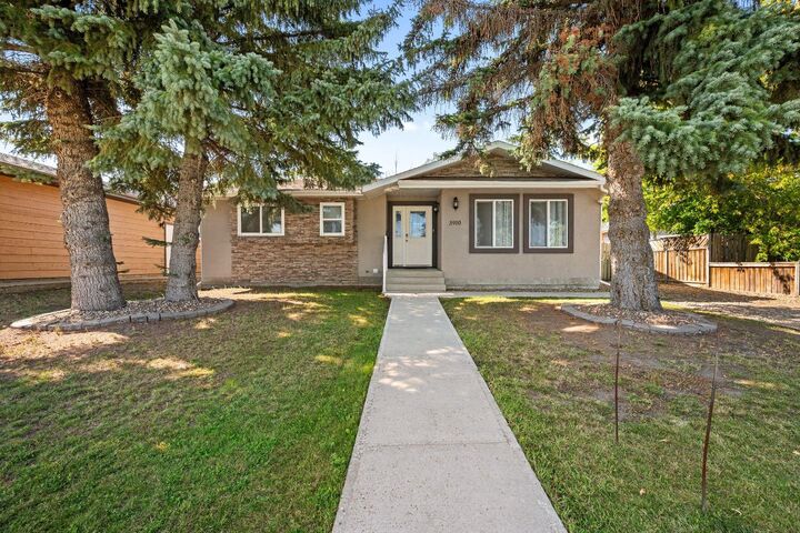 Property Photo:  3910 57 Avenue  AB T9V 2B5 