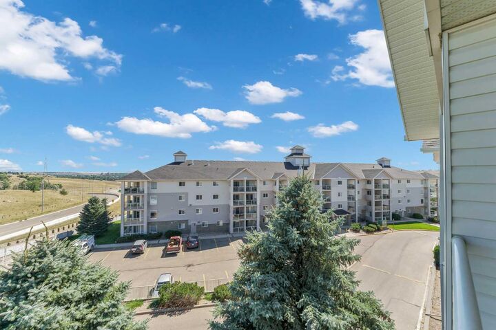 Property Photo: 1632 Saamis Drive NW 406 AB T1C 4X3