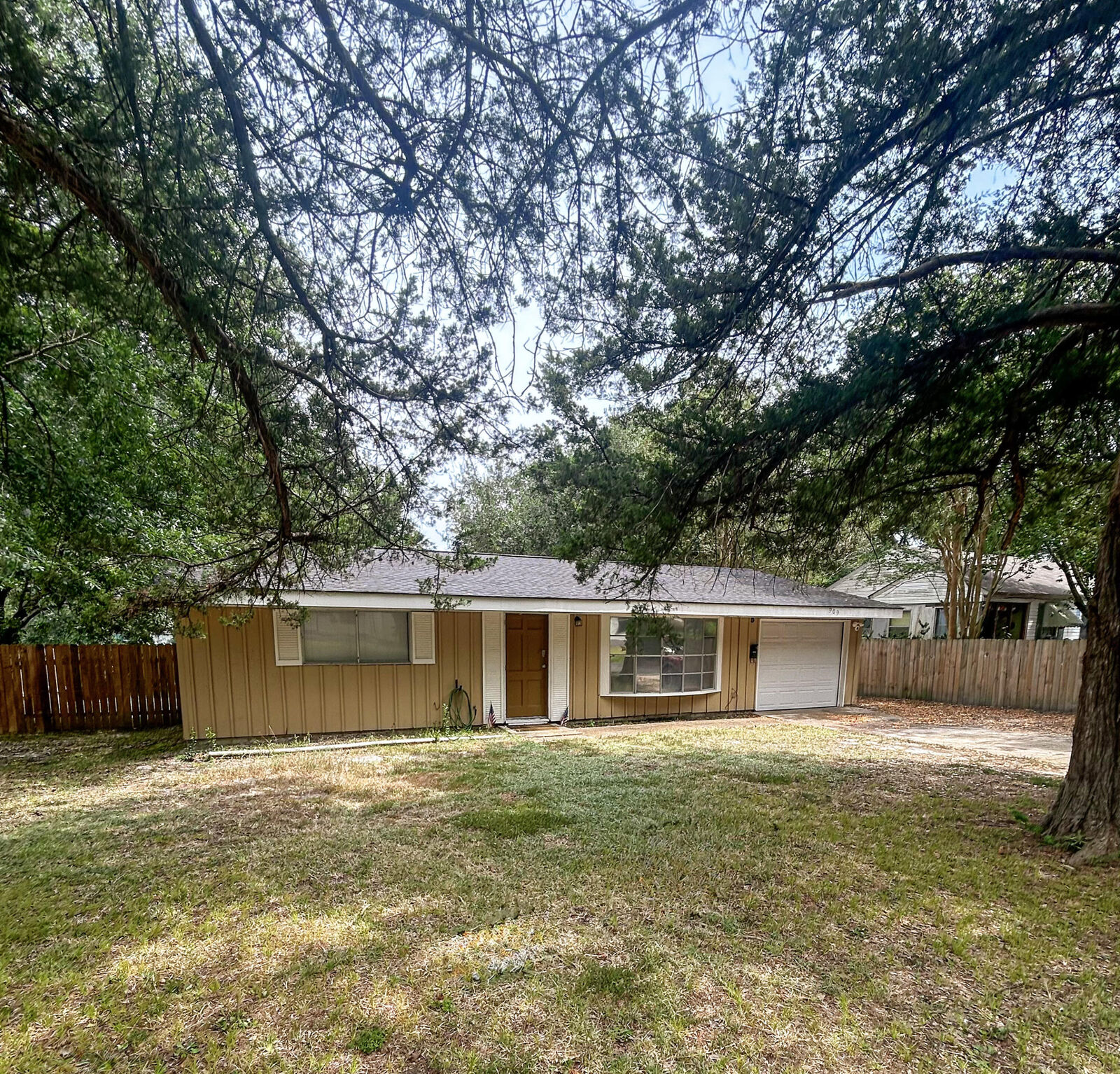 Property Photo:  909 Dennis  LA 71446 
