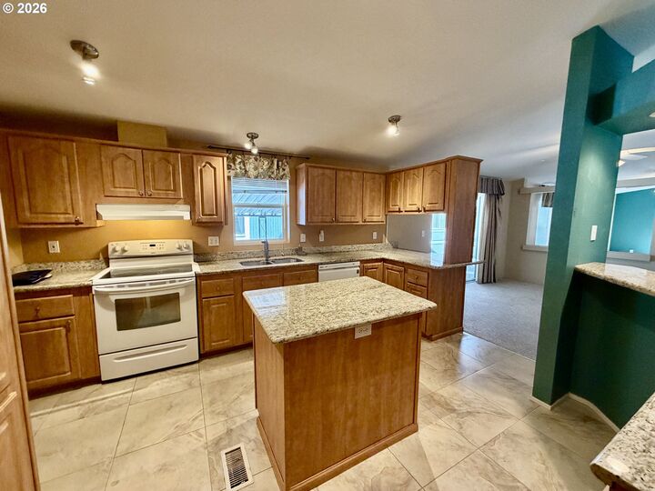 Property Photo:  1699 N Terry St 111  OR 97402 