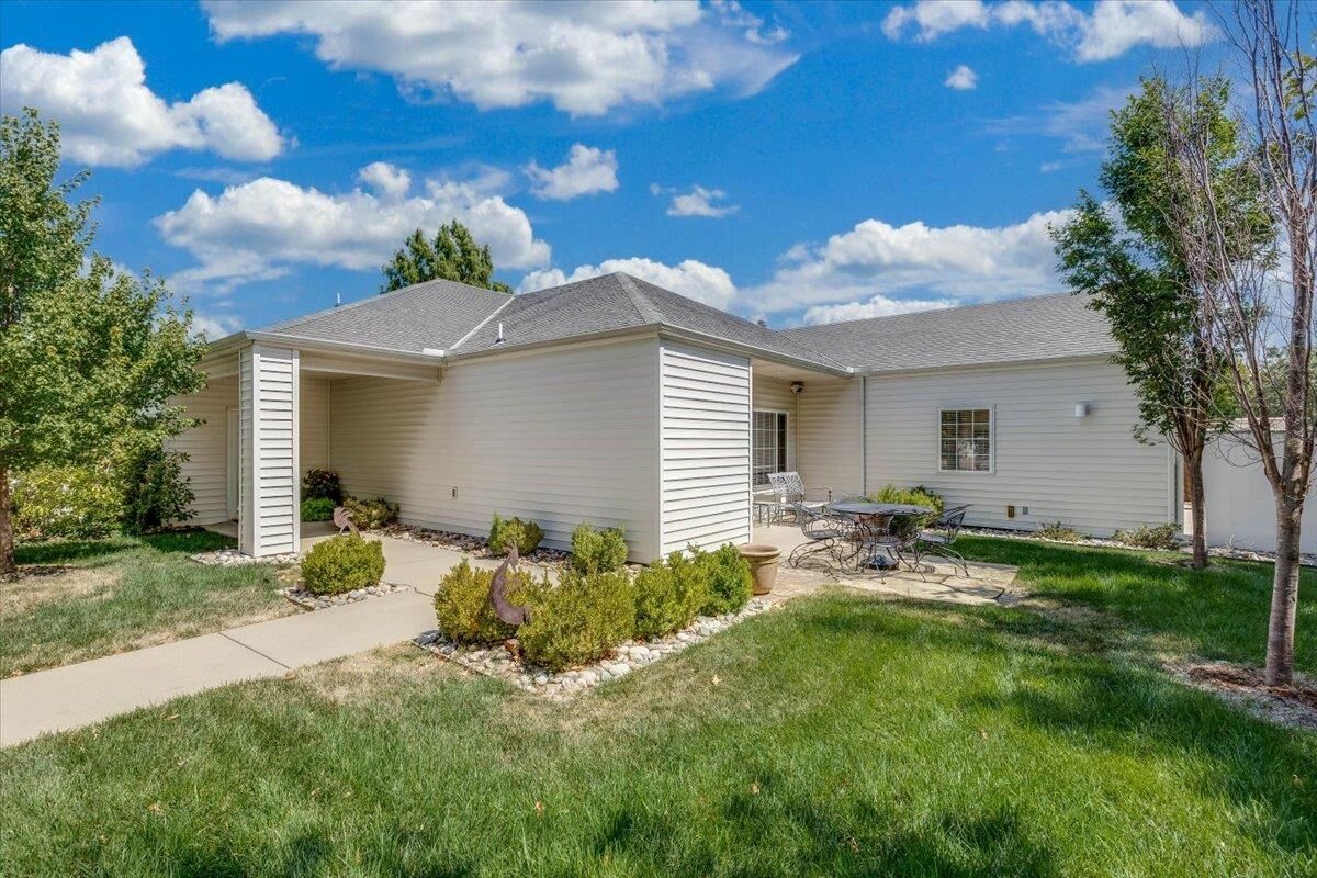 Property Photo:  842 N Glenmoor St  KS 67206 