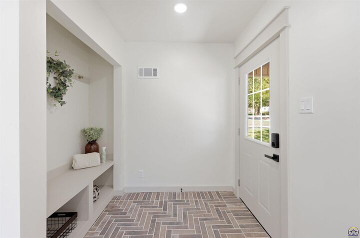 Property Photo: 817 SW Oakley Ave KS 66606