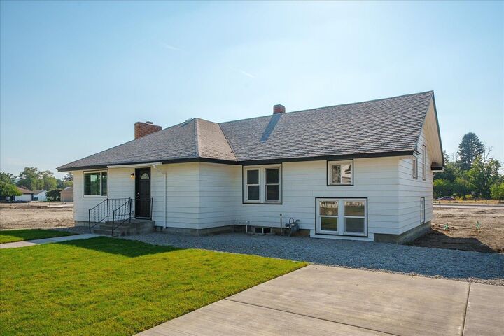 Property Photo:  525 N Long Rd  WA 99016 