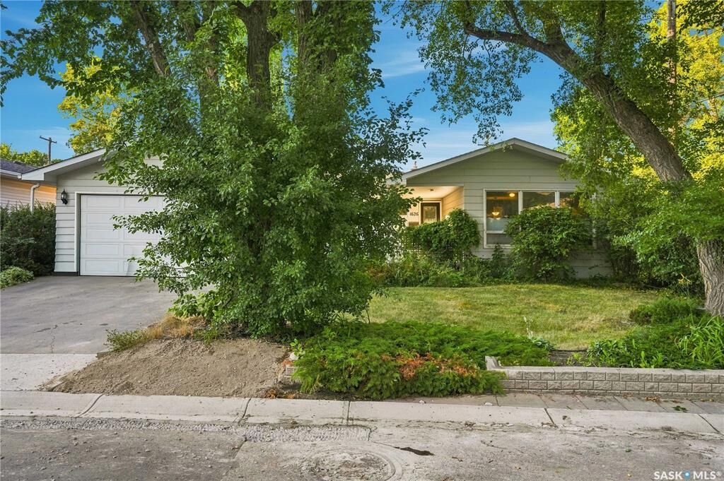 Property Photo:  1626 Uhrich Avenue  SK S4S 4R5 