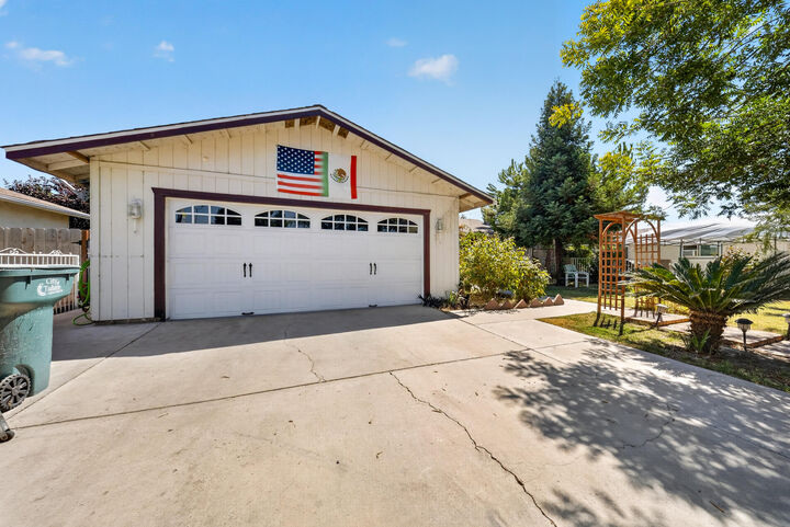 Property Photo:  925 W Maple Avenue  CA 93274 