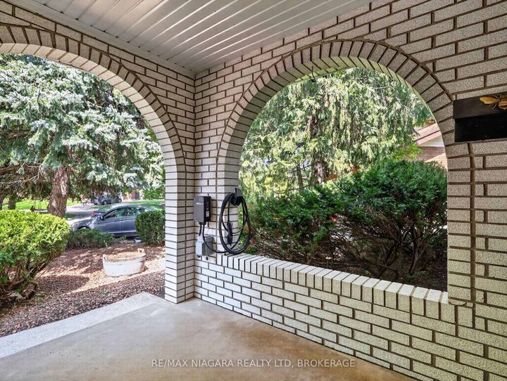 Property Photo: 14 Fairlawn Court ON L2M 7K4