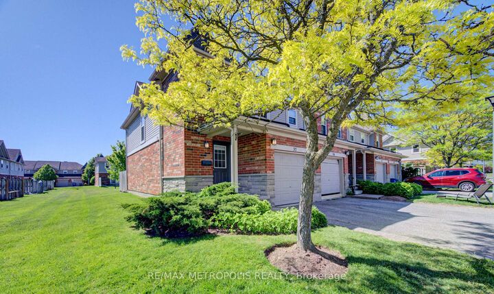 Property Photo:  124 Gosling Gardens 37  ON N1G 5K6 