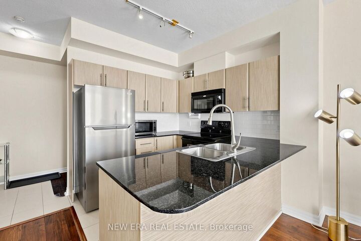 Property Photo:  3515 Kariya Drive 2810  ON L5B 0C1 