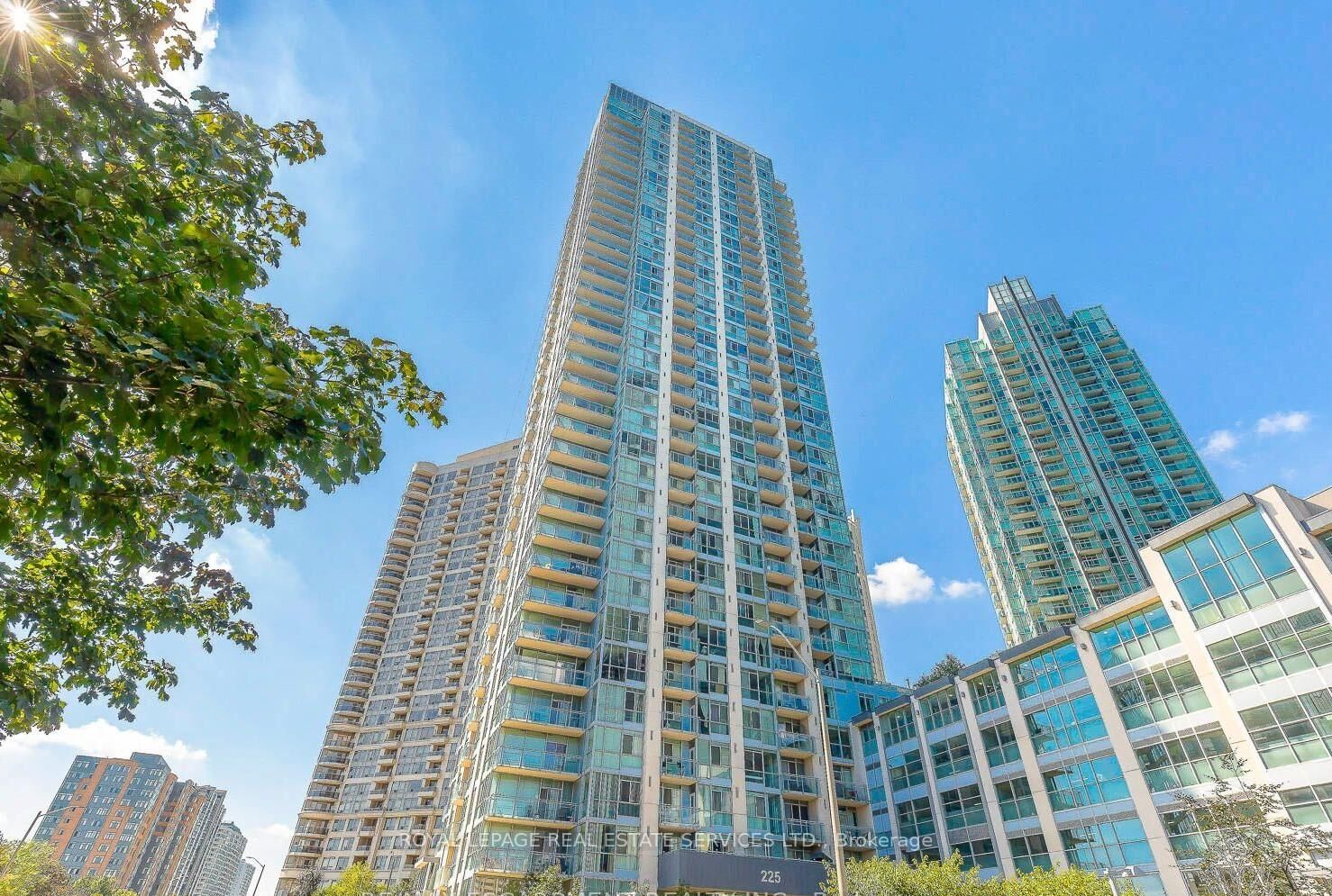 Property Photo:  225 Webb Drive 1008  ON L5B 4P2 