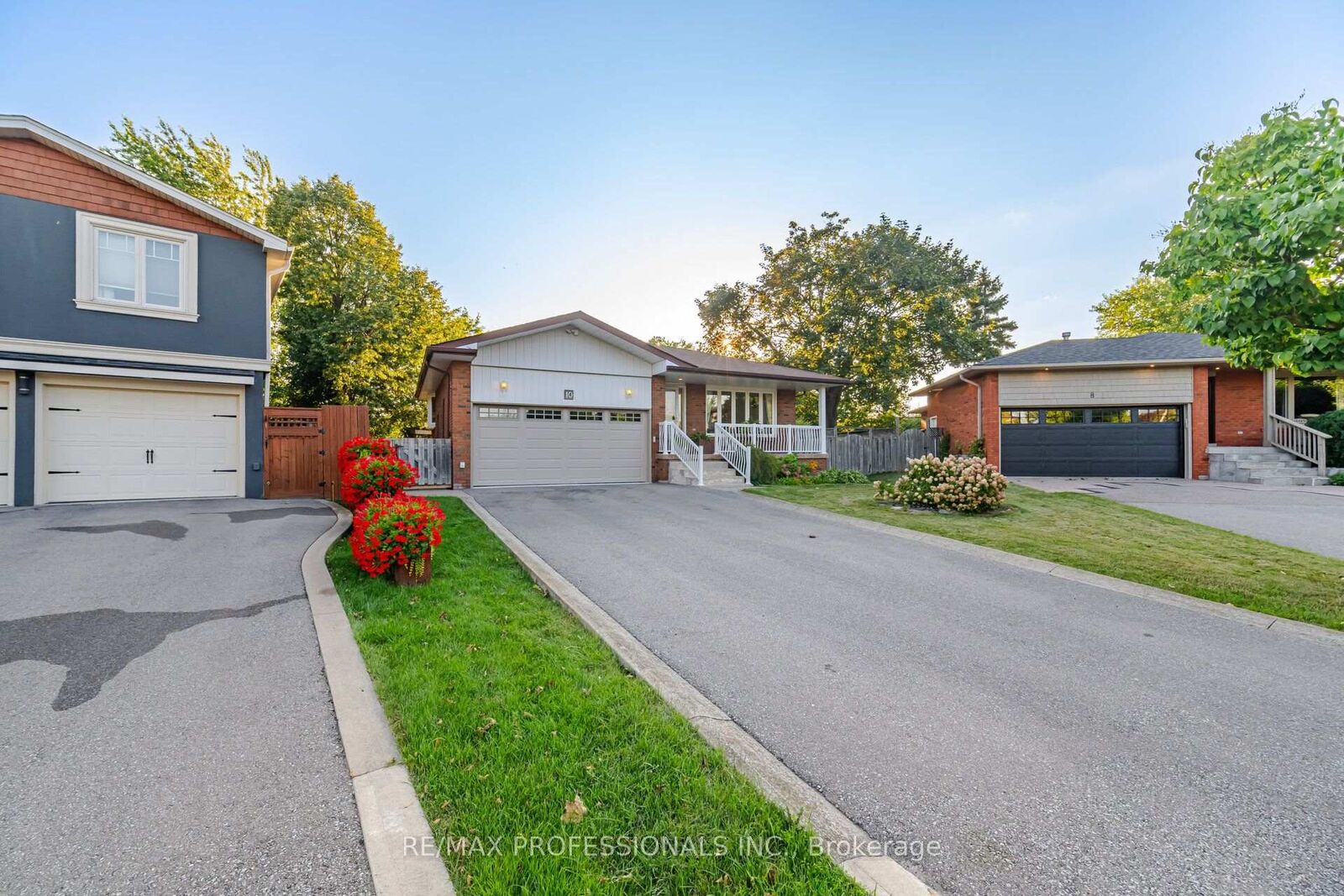 Property Photo: 10 Hopedale Court ON L5M 2E9