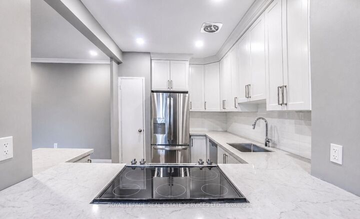 Property Photo:  15 Elizabeth Street N 203  ON L5G 2Z3 