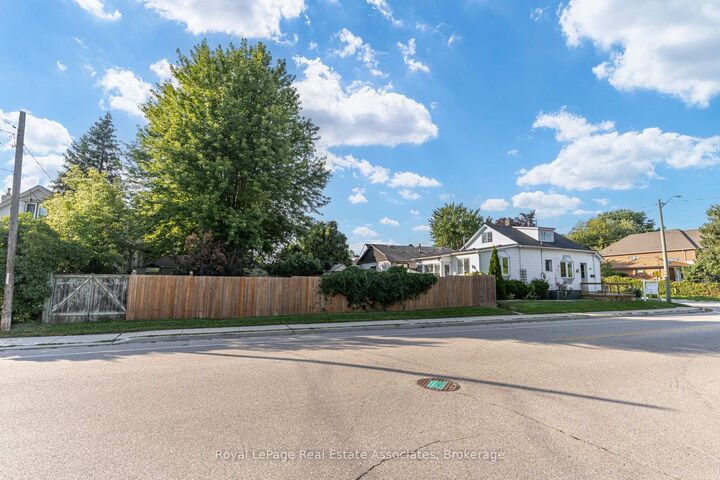 Property Photo: 889 Third Street ON L5E 1C2
