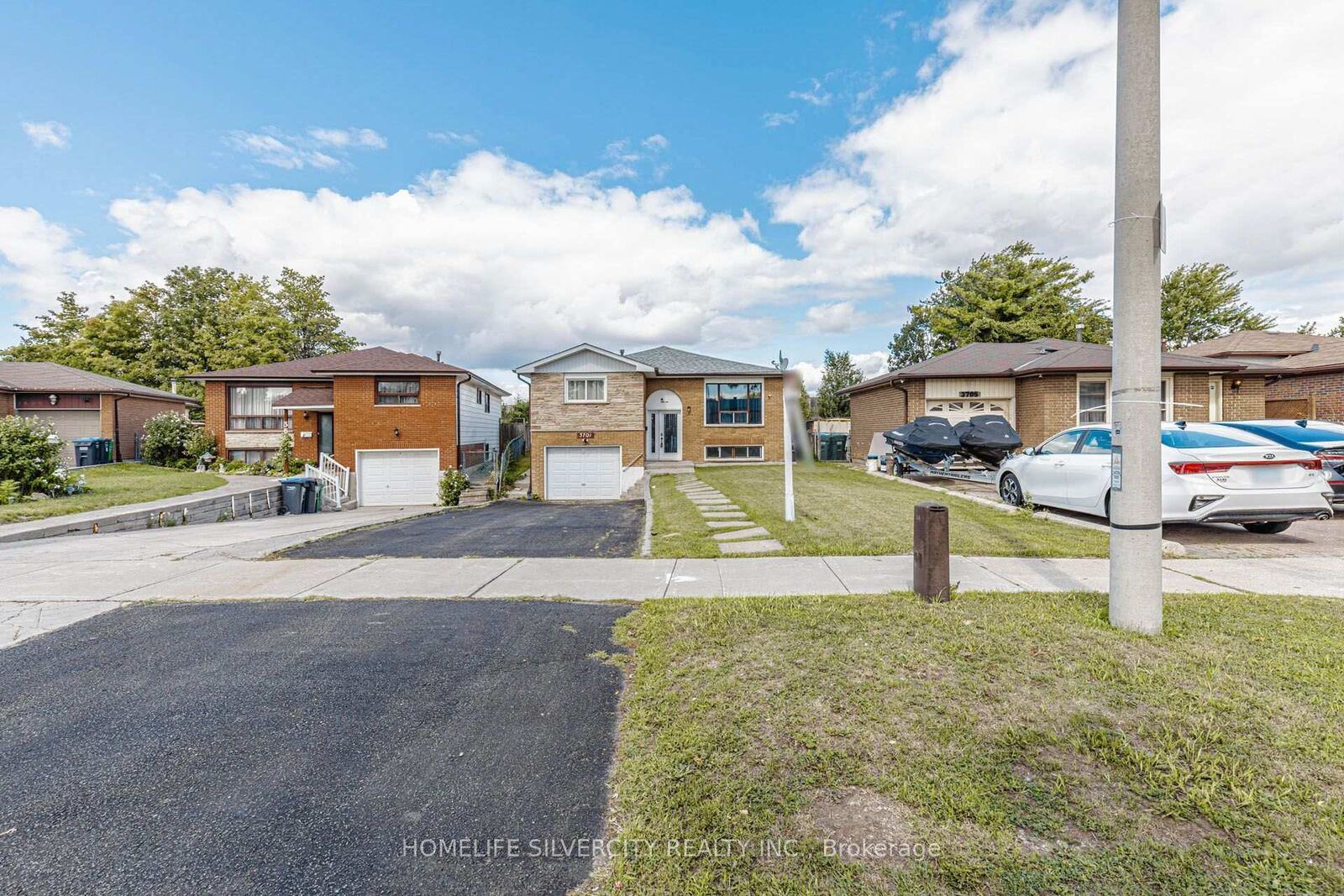 Property Photo: 3701 Keenan Crescent ON L4T 3M1