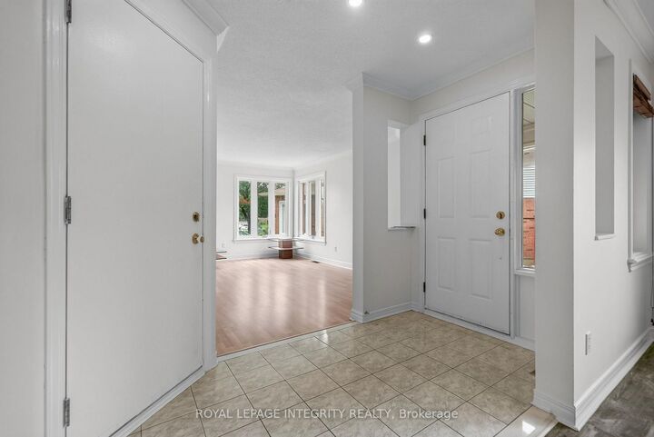 Property Photo: 137 Hunterswood Crescent ON K1G 5W1