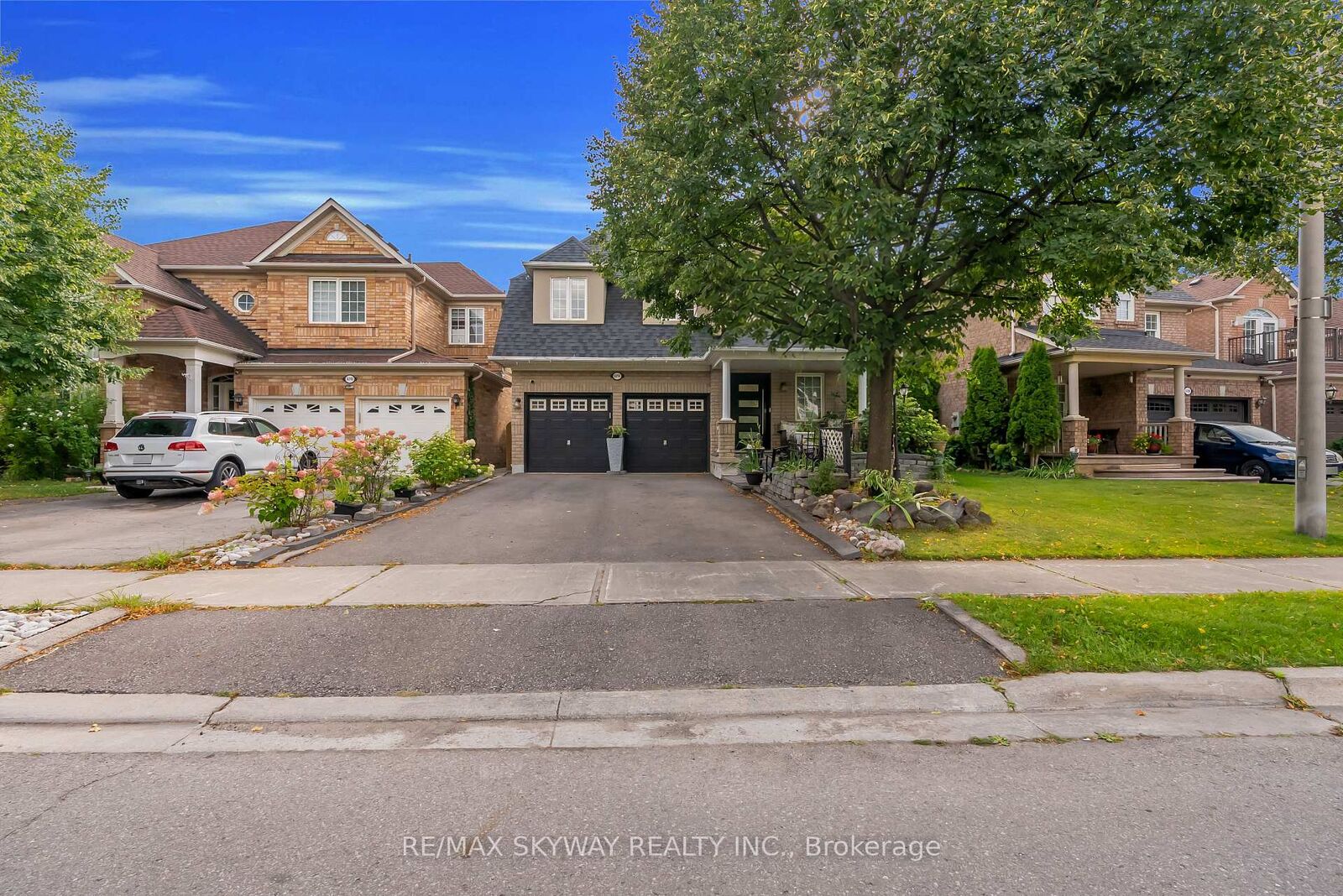 Property Photo:  6214 Miriam Way  ON L5N 8J6 