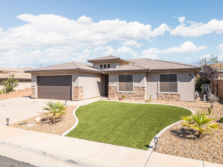 Property Photo: 533 E Sun Dusk Ln UT 84780