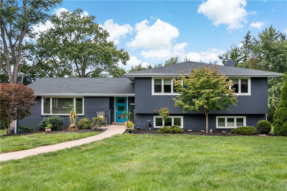 Property Photo:  2640 Thorntree Dr  PA 15241 