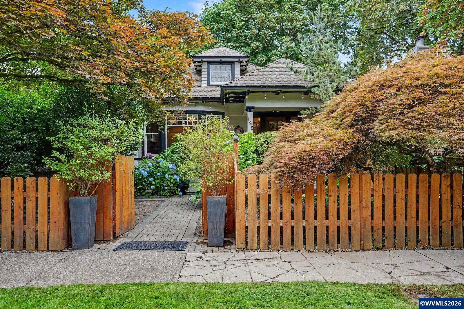 Property Photo: 185 19th St SE OR 97301