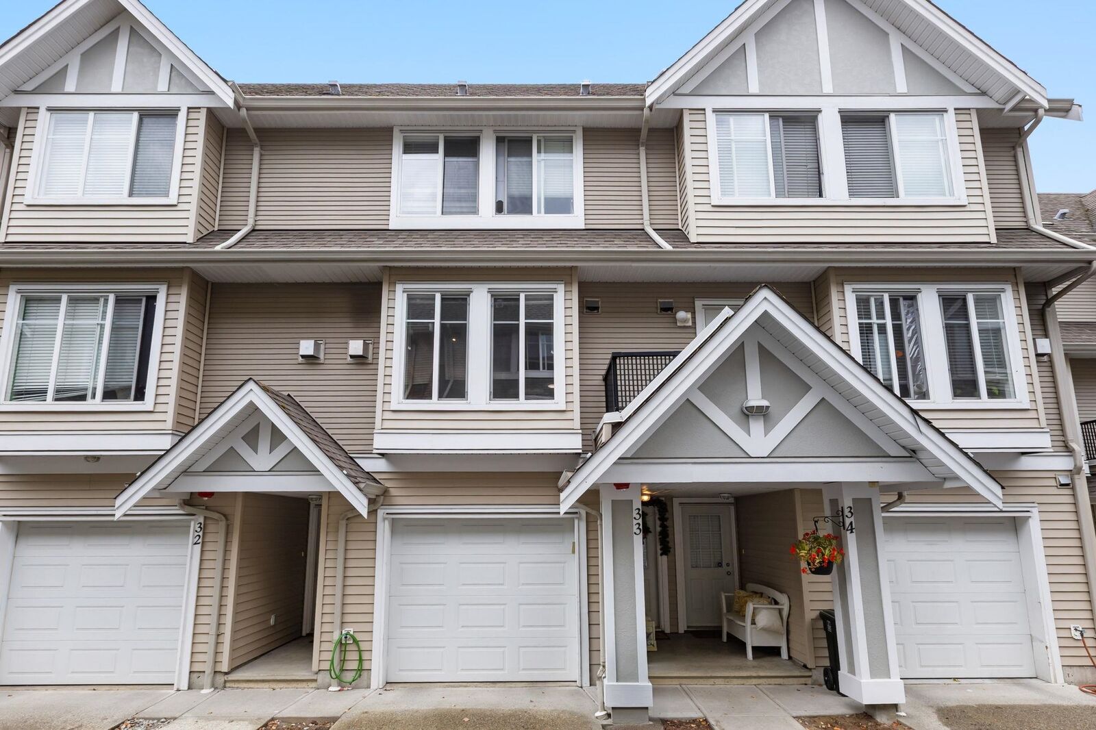 Property Photo: 19141 124 Avenue 33 BC V3Y 2V6