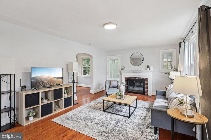 Property Photo: 834 N Woodrow Street VA 22203