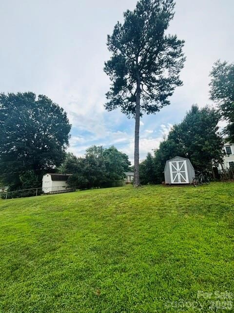 Property Photo: 812 Capps Hill Mine Road NC 28216