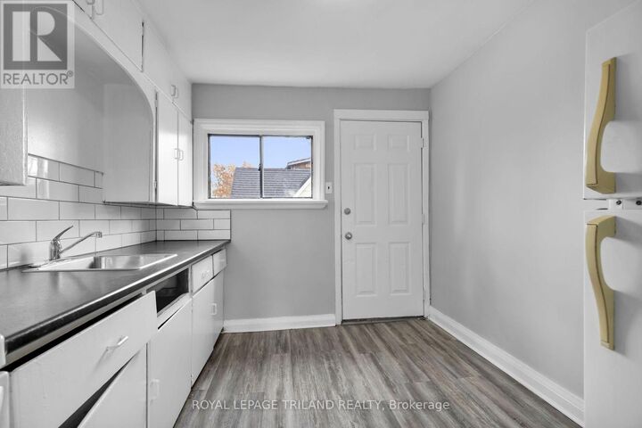 Property Photo:  204 Colborne Street C  ON N6B 2S2 