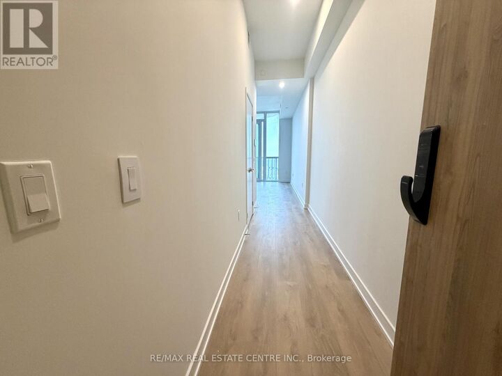 Property Photo: 1 Fairview Road East 2602 ON L5A 0B4