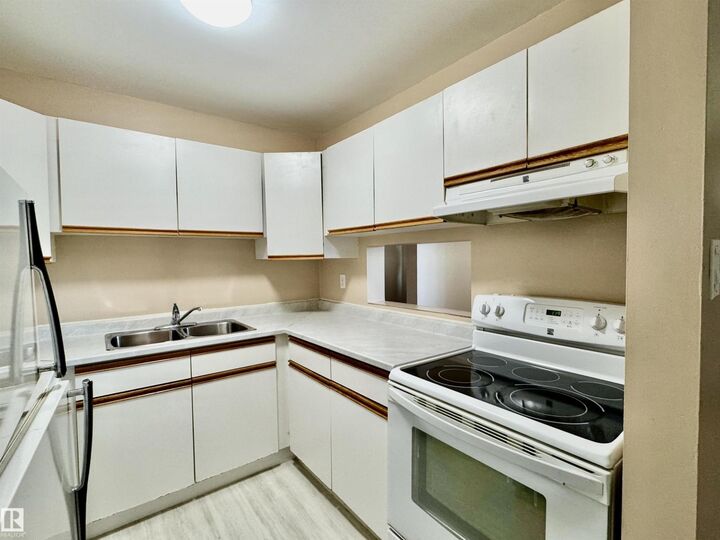 Property Photo: #204 11807 101 St NW AB T5G 2B6