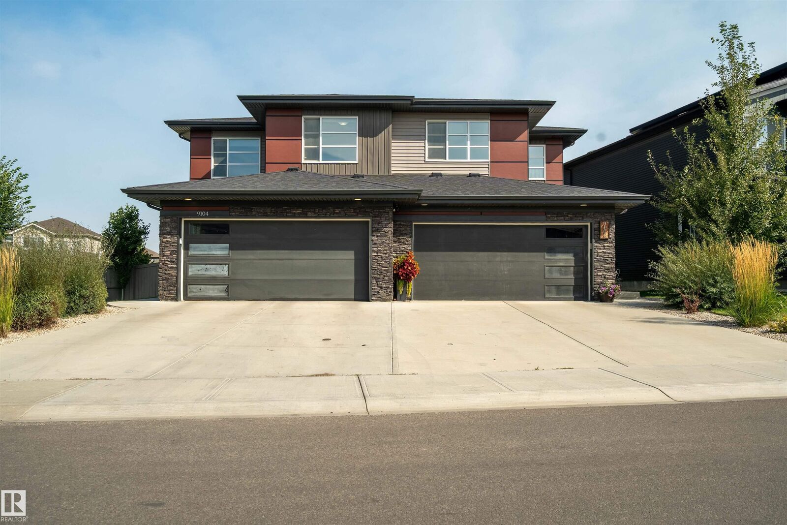 Property Photo:  9104 Pear Drive SW  AB T6X 2N7 