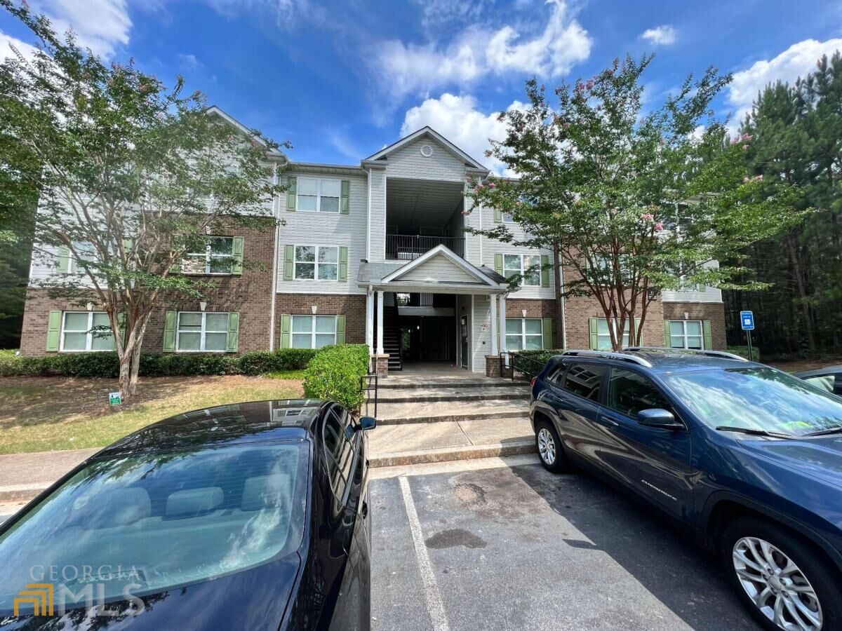 Property Photo:  13101 Fairington Ridge Circle 101  GA 30038 