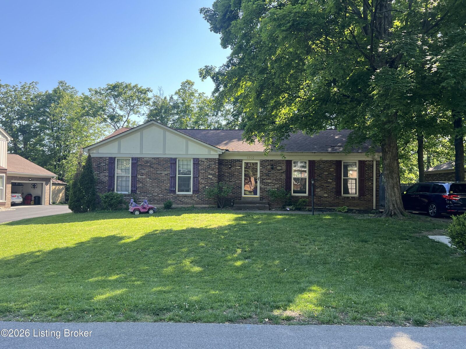 Property Photo:  1302 Pollitt Ct  KY 40223 