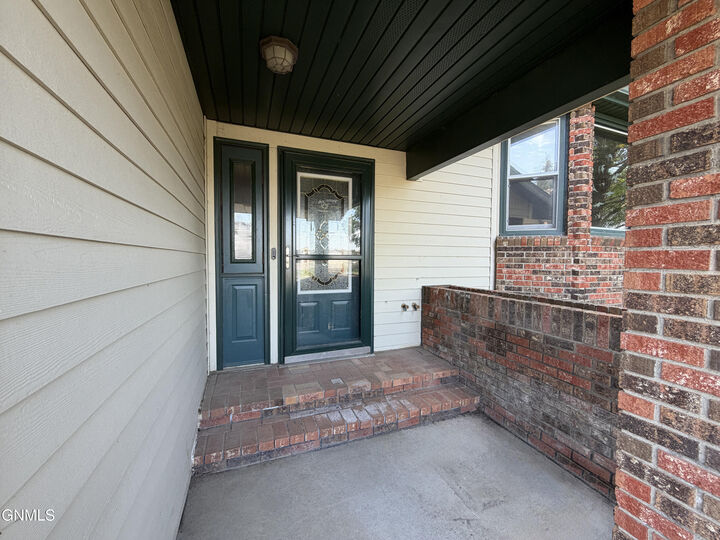 Property Photo:  417 7th Street NW  ND 58523 