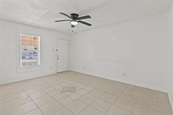 Property Photo: 319 E B Street TX 77571