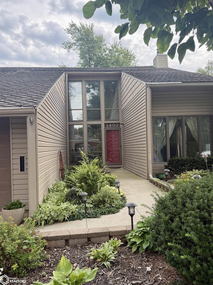 Property Photo: 1402 Hazel Street IA 50022