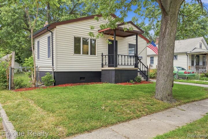 Property Photo:  22095 Elmwood Avenue  MI 48021 2113 