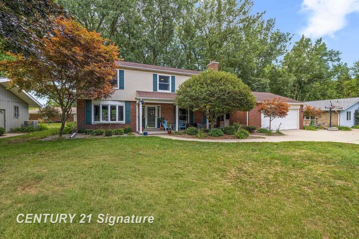 Property Photo:  2870 E Nottingham Drive  MI 48603 