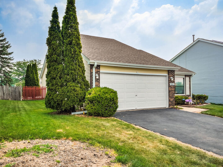 Property Photo: 7061 Yorkshire Drive IL 60517