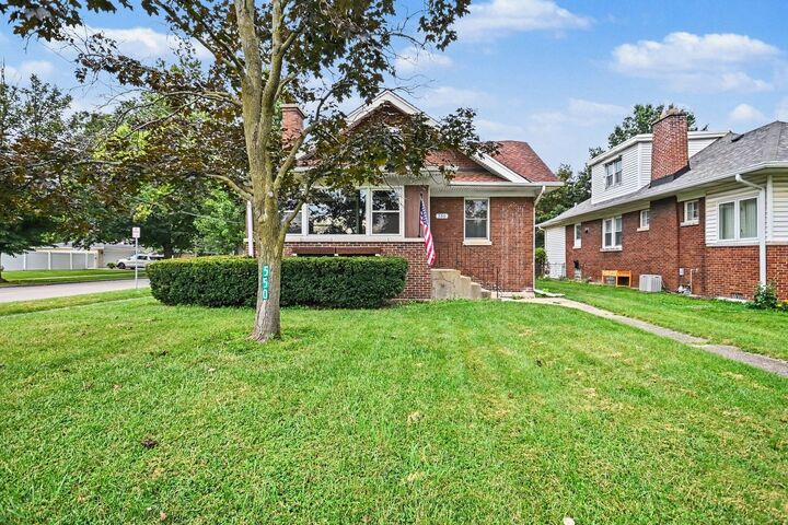 Property Photo: 550 S Oakland Avenue IL 60181