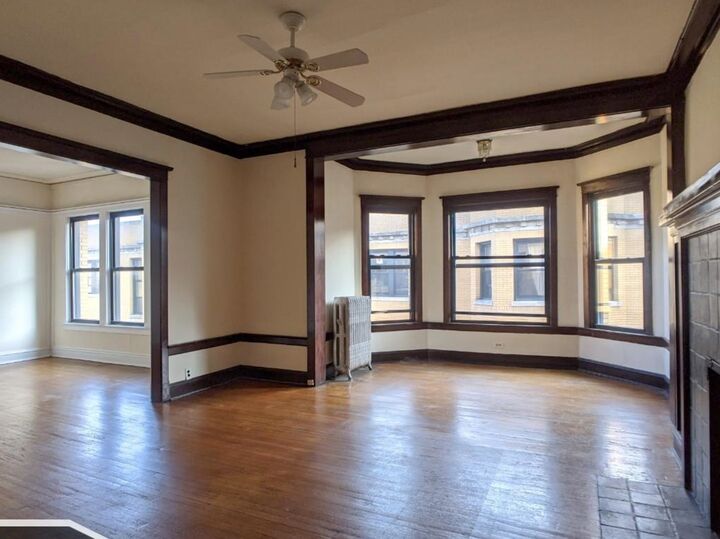 Property Photo:  2426 N Sawyer Avenue 1E  IL 60647 