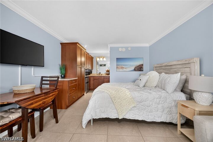 Property Photo: 2555 9th Street N 204 FL 34103