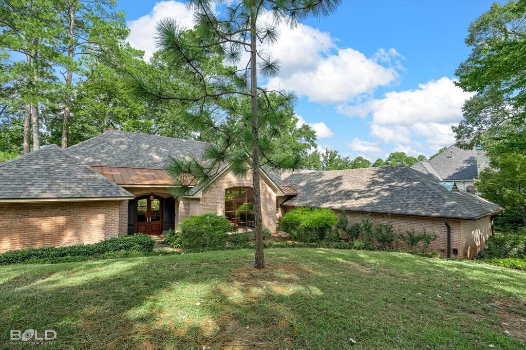 Property Photo: 1034 N Pointe Circle LA 71106