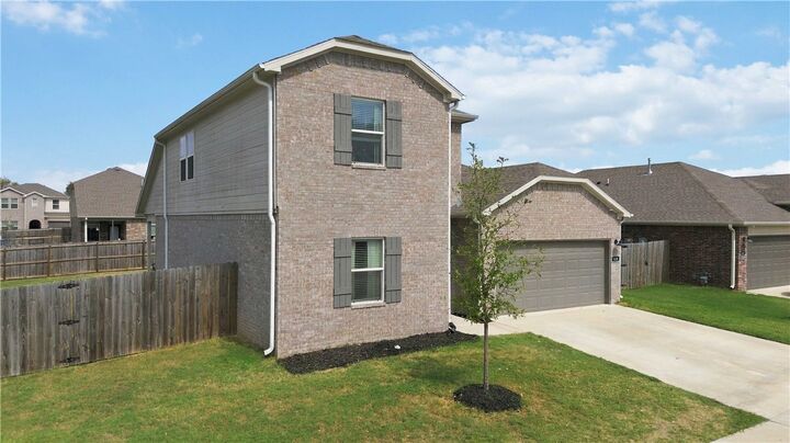Property Photo:  909 W Cottonwood Street  AR 72758 