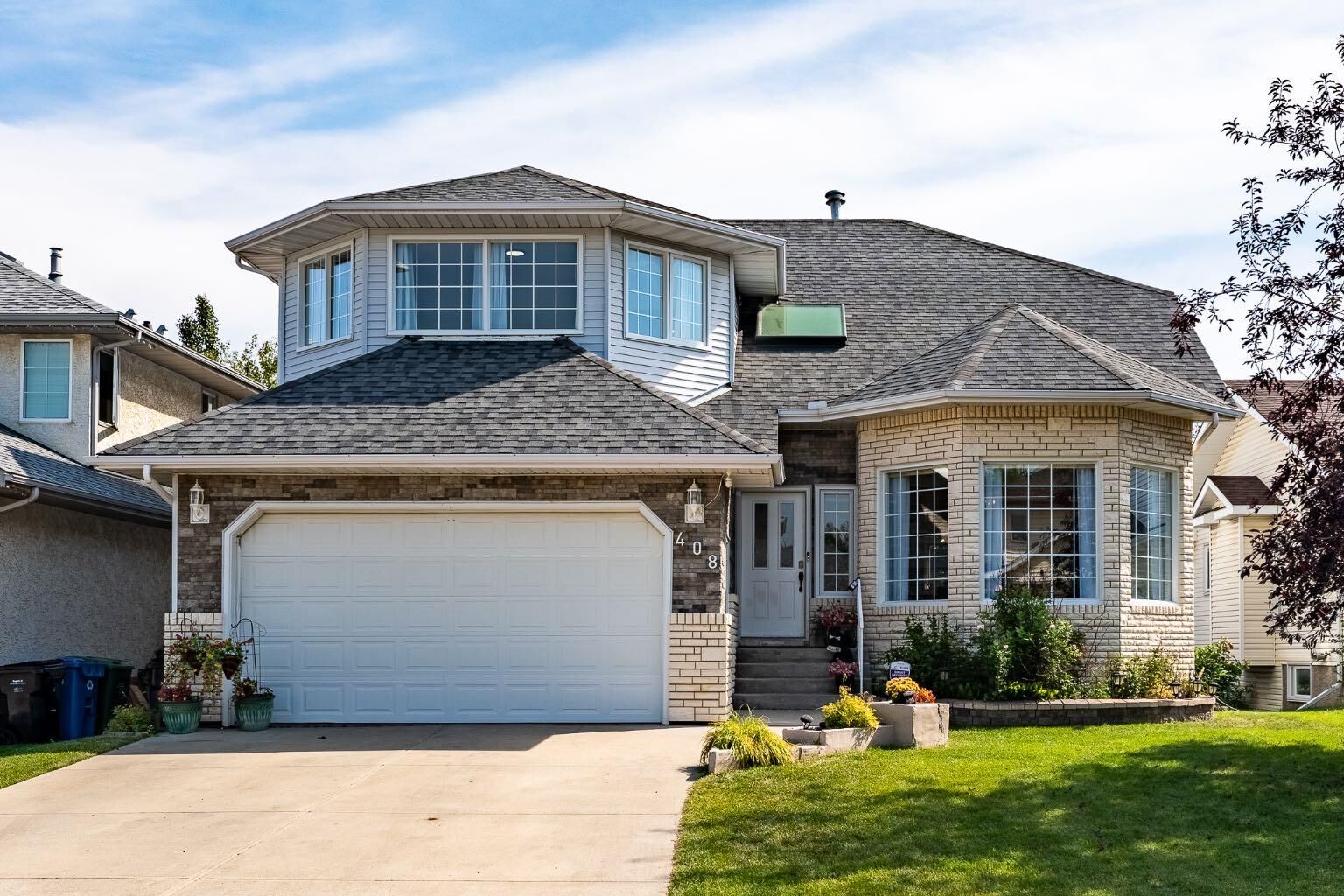 Property Photo:  408 Hawkland Place NW  AB T3G 3R6 