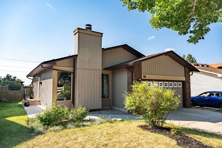 Property Photo:  36 Berkley Place NW  AB T3K 1A7 