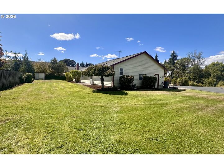 Property Photo:  531 Ash St  OR 97114 